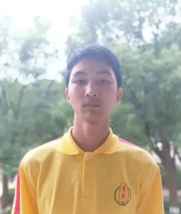 清华大学|抱着妈妈遗照上清华的男生：“你错了！我才不是寒门贵子。”