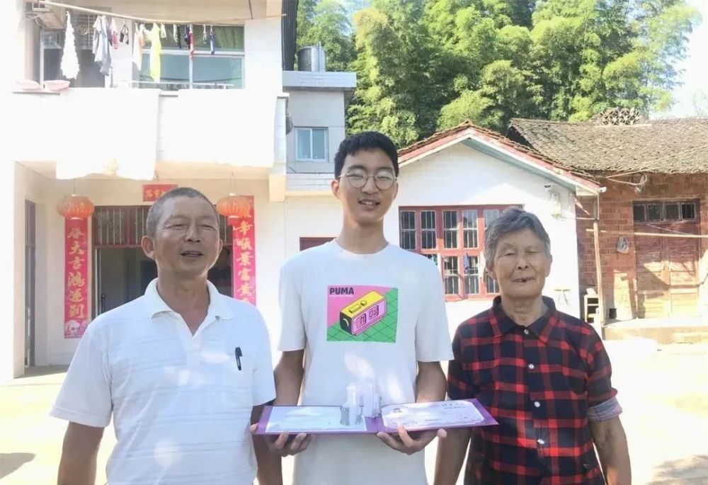 清华大学|抱着妈妈遗照上清华的男生：“你错了！我才不是寒门贵子。”