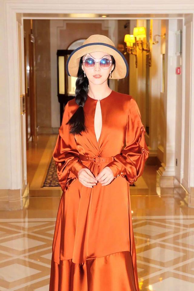 范冰冰放了一个小招,穿橙色连衣裙有个小镂空,麻花辫减龄又洋气