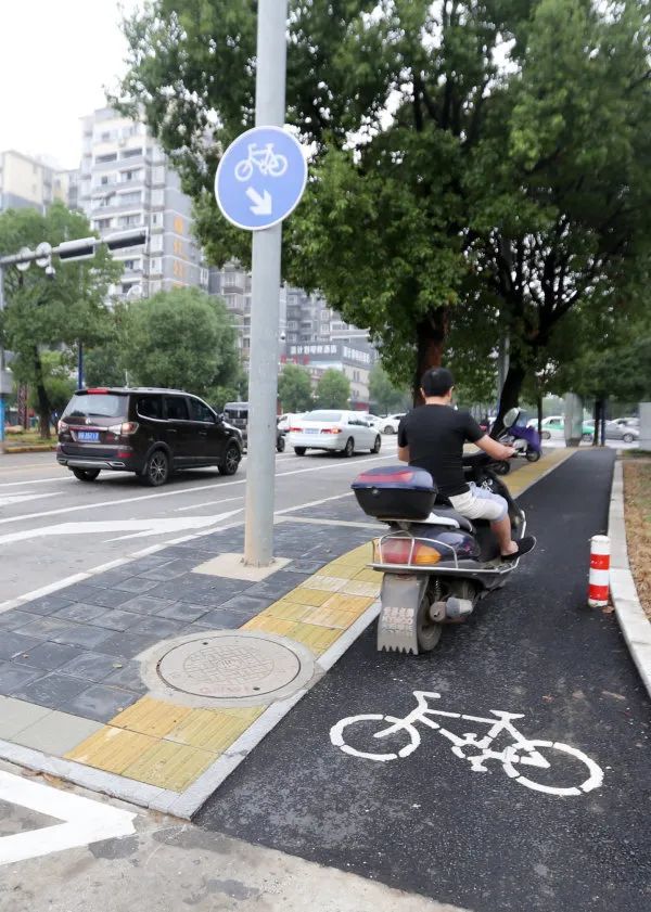 缓堵试点九江人行道上开辟非机动车道你怎么看