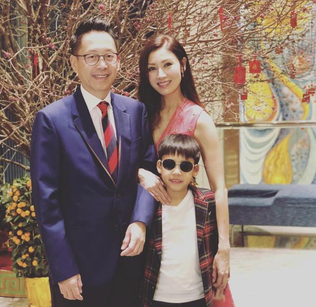 刘銮雄|刘銮雄近况曝光，参加霍英东原配吕燕妮葬礼，身形消瘦，还遇到前女友李嘉欣