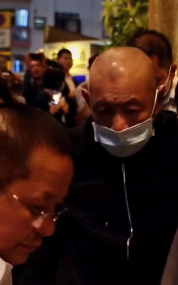 刘銮雄|刘銮雄近况曝光，参加霍英东原配吕燕妮葬礼，身形消瘦，还遇到前女友李嘉欣