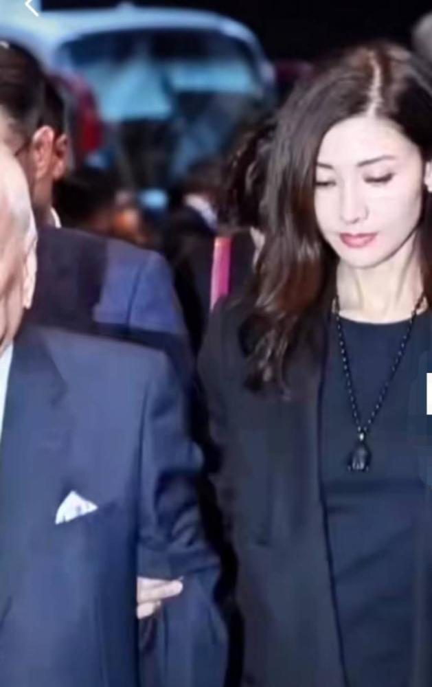 刘銮雄|刘銮雄近况曝光，参加霍英东原配吕燕妮葬礼，身形消瘦，还遇到前女友李嘉欣