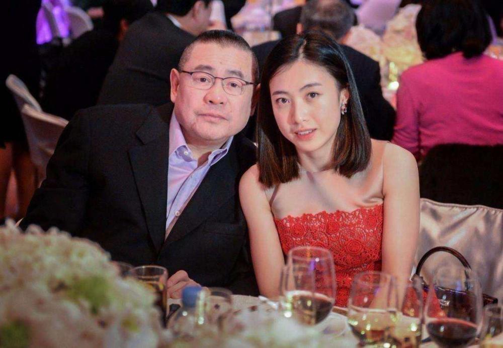 刘銮雄|刘銮雄近况曝光，参加霍英东原配吕燕妮葬礼，身形消瘦，还遇到前女友李嘉欣