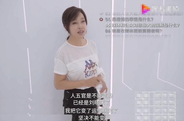 刘晓庆|刘晓庆老年生活惬意，与服务员共舞身姿轻盈，但年龄却成谜？