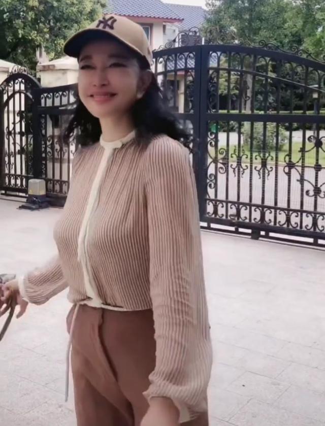刘晓庆|刘晓庆老年生活惬意，与服务员共舞身姿轻盈，但年龄却成谜？