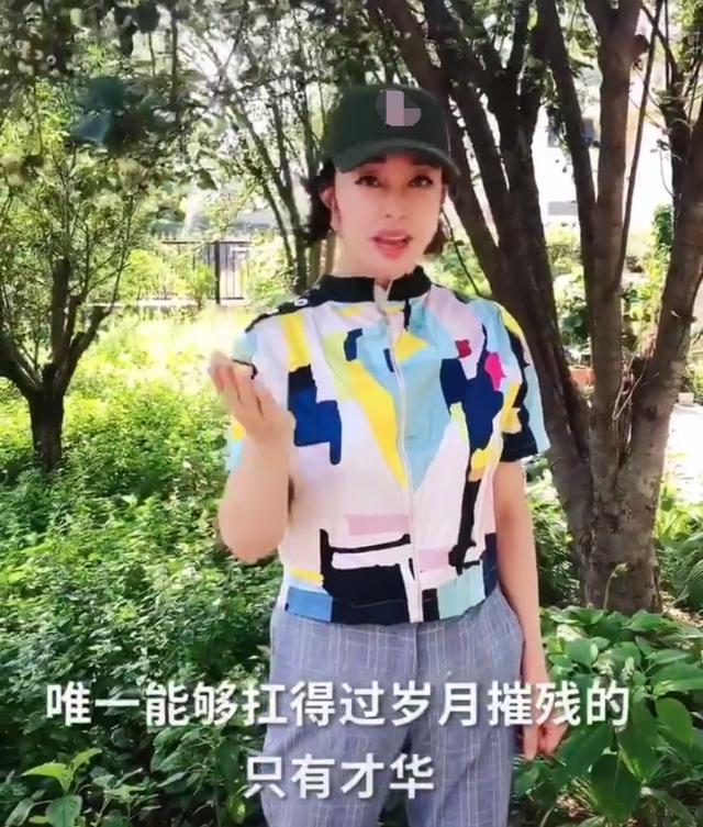 刘晓庆|刘晓庆老年生活惬意，与服务员共舞身姿轻盈，但年龄却成谜？