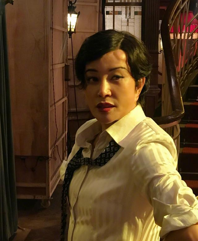 刘晓庆|刘晓庆老年生活惬意，与服务员共舞身姿轻盈，但年龄却成谜？