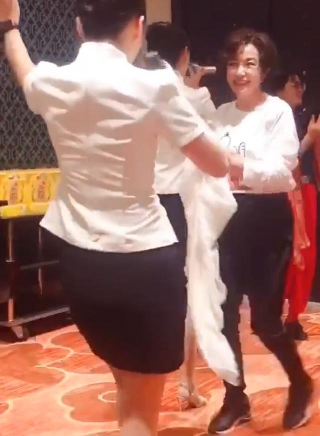 刘晓庆|刘晓庆老年生活惬意，与服务员共舞身姿轻盈，但年龄却成谜？