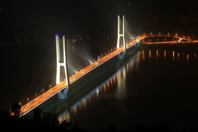 鸟瞰奉节长江大桥.樊荣 摄.李渡长江大桥.张国鸿 摄.
