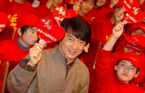 成龙|成龙豪宅因欠税才无法过户？被曝太节俭连别人掉下的饭粒都捡来吃