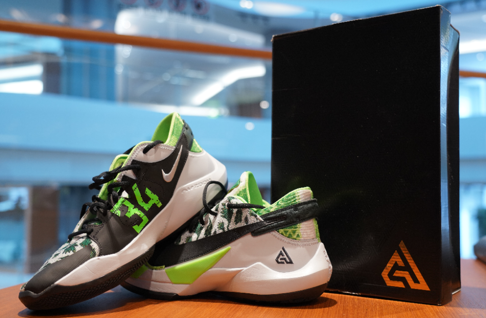 freak 2的鞋盒虽然在图案设计上与一代相同,但是整体配色都发生了变化