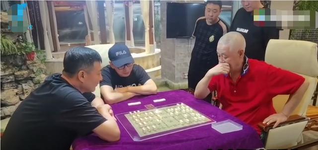 赵本山|赵本山近照曝光！短短一月头发全白快秃顶，疑为刘老根4剧情需要