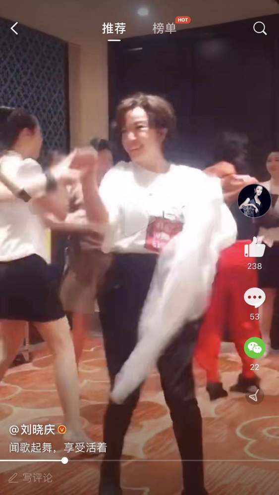 刘晓庆|65岁刘晓庆晒老年生活，和服务人员跳舞接地气，身材惹人羡