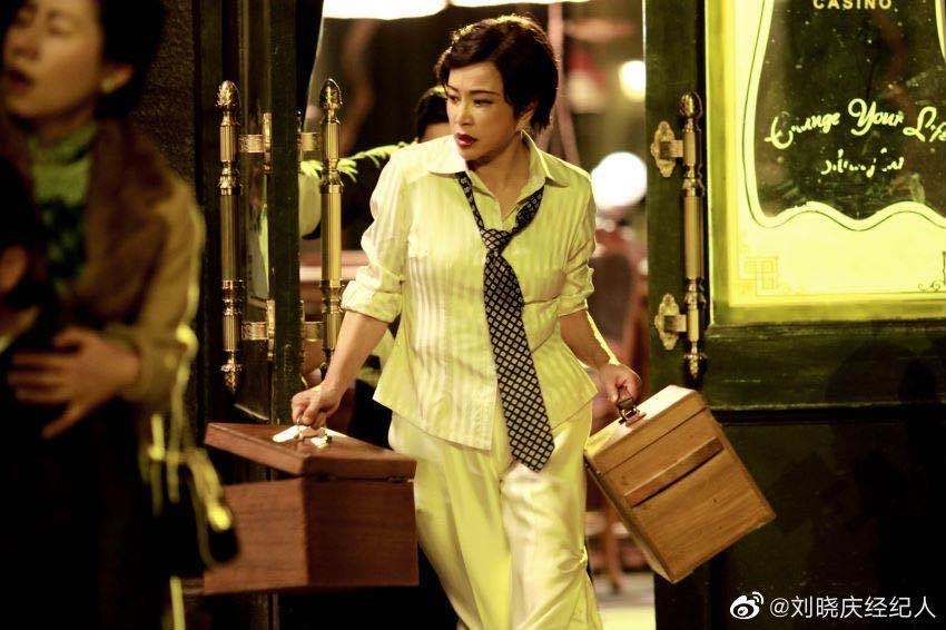 刘晓庆|65岁刘晓庆晒老年生活，和服务人员跳舞接地气，身材惹人羡