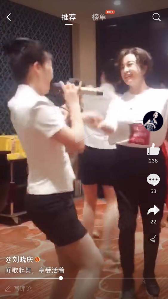 刘晓庆|65岁刘晓庆晒老年生活，和服务人员跳舞接地气，身材惹人羡