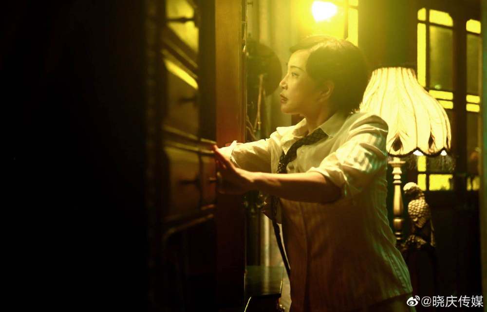 刘晓庆|65岁刘晓庆晒老年生活，和服务人员跳舞接地气，身材惹人羡