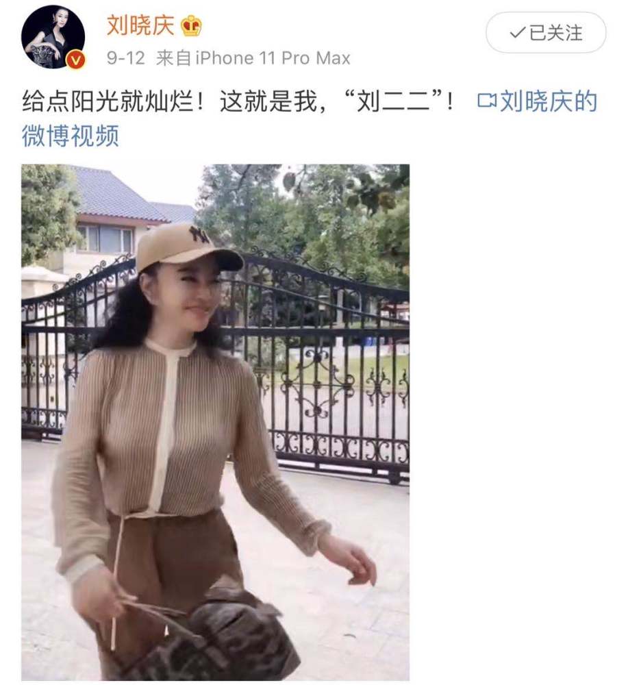 刘晓庆|65岁刘晓庆晒老年生活，和服务人员跳舞接地气，身材惹人羡