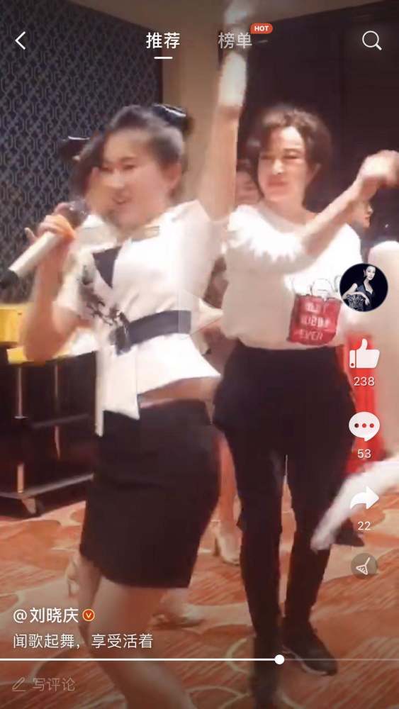 刘晓庆|65岁刘晓庆晒老年生活，和服务人员跳舞接地气，身材惹人羡