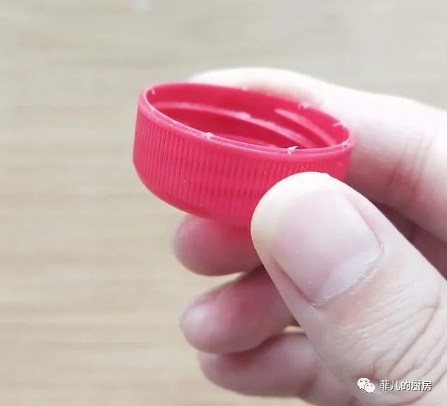如果家里没有5克小包装的酵母,可以找一个550毫升的矿泉水瓶盖,一平盖