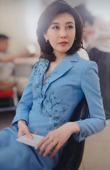 央视最美主持人李红衣品超好!穿西装裙放肆秀身材,气质不输董卿