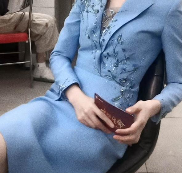 央视最美主持人李红衣品超好!穿西装裙放肆秀身材,气质不输董卿