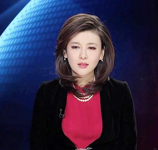 央视主持人李红身材图片
