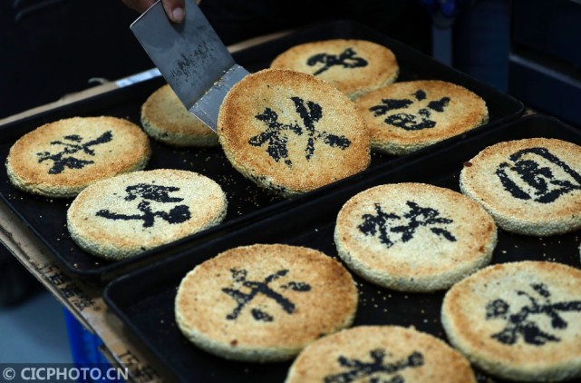 安徽黄山:古法手工还原徽州麻饼"老味道"