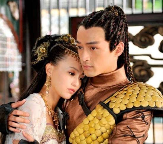 唐嫣|唐嫣产后复出拍戏再搭档胡歌，俩人并肩而行有说有笑满满回忆杀