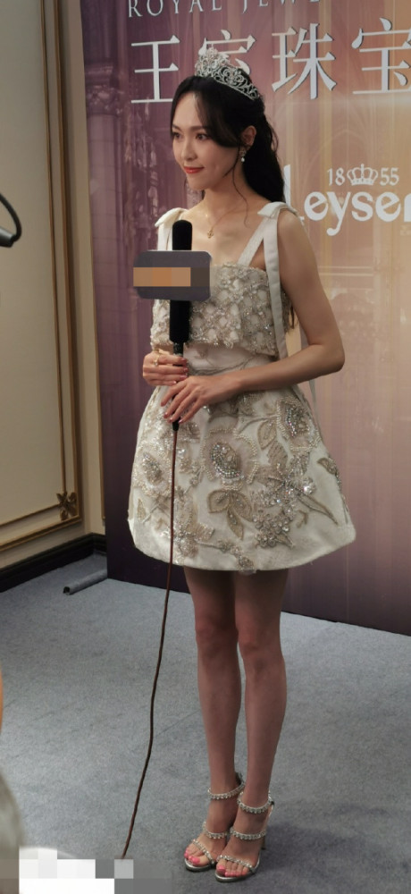 唐嫣|唐嫣产后复出拍戏再搭档胡歌，俩人并肩而行有说有笑满满回忆杀