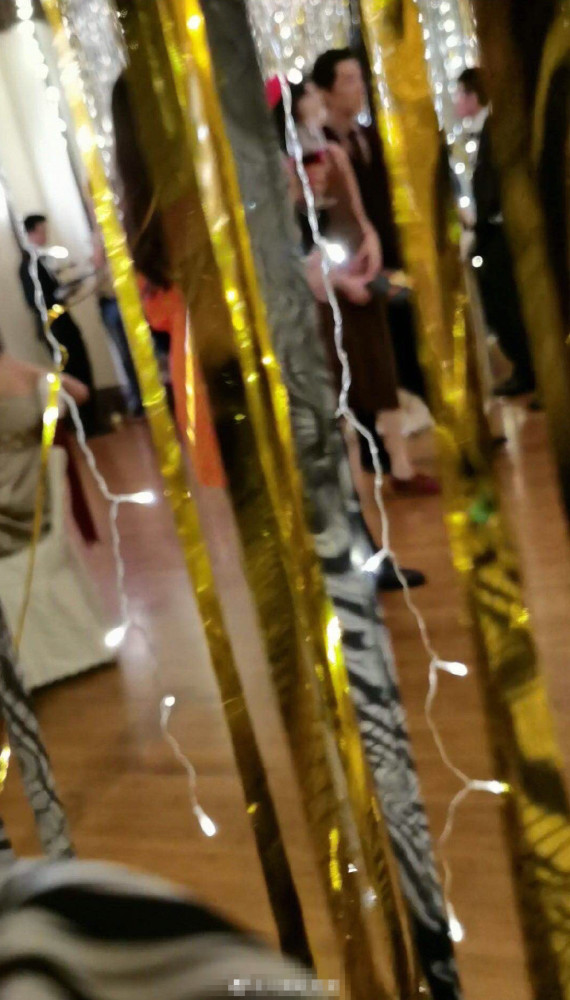 唐嫣|唐嫣产后复出拍戏再搭档胡歌，俩人并肩而行有说有笑满满回忆杀