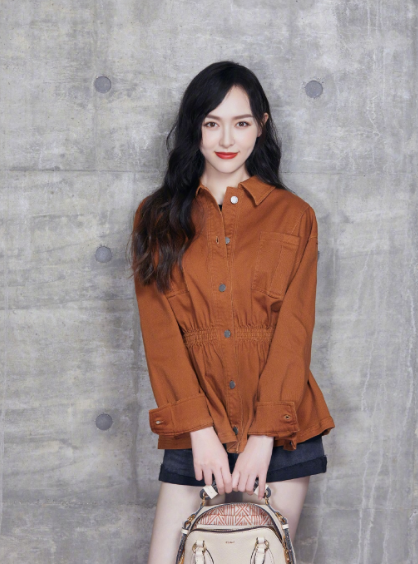 唐嫣|唐嫣产后复出拍戏再搭档胡歌，俩人并肩而行有说有笑满满回忆杀