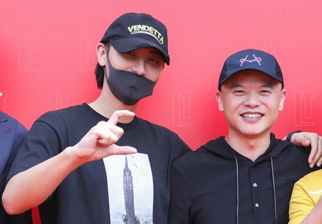 黄子韬|黄子韬晒父亲病床前近照，被病痛折磨骨瘦如柴，胳膊同孩童般粗细