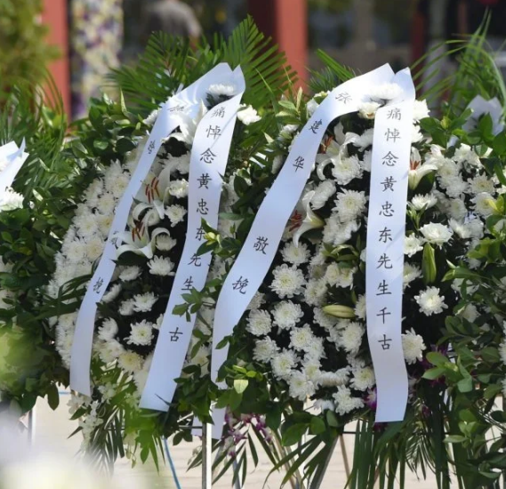 黄子韬|黄子韬晒父亲病床前近照，被病痛折磨骨瘦如柴，胳膊同孩童般粗细