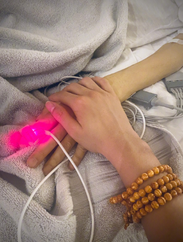 黄子韬|黄子韬晒父亲病床前近照，被病痛折磨骨瘦如柴，胳膊同孩童般粗细