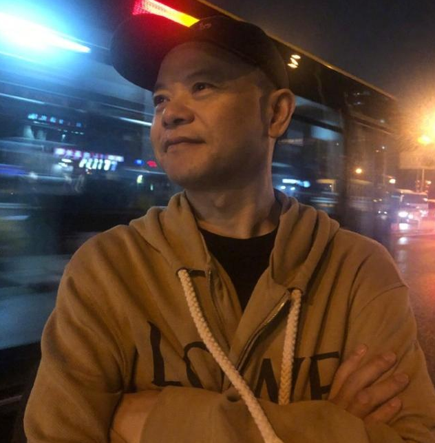 黄子韬|黄子韬晒父亲病床前近照，被病痛折磨骨瘦如柴，胳膊同孩童般粗细