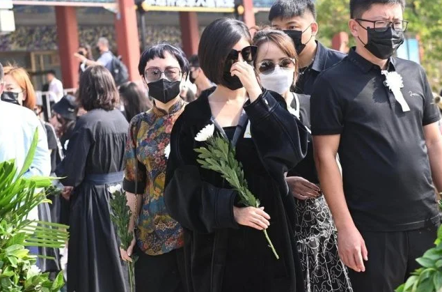 黄子韬|黄子韬晒父亲病床前近照，被病痛折磨骨瘦如柴，胳膊同孩童般粗细