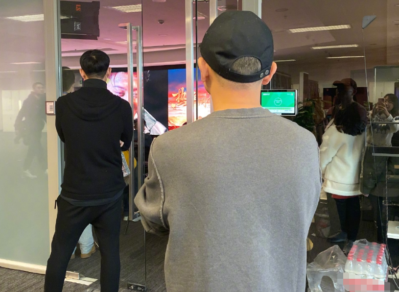 黄子韬|黄子韬晒父亲病床前近照，被病痛折磨骨瘦如柴，胳膊同孩童般粗细