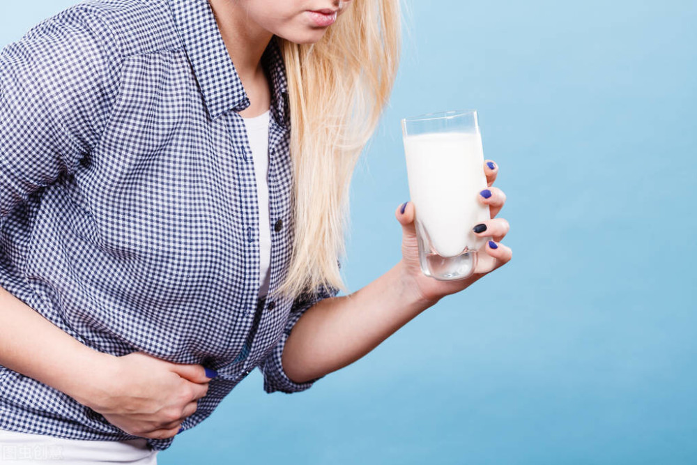 摄入乳糖后,未被消化的乳糖直接进入大肠,刺激大肠蠕动加快,造成腹鸣