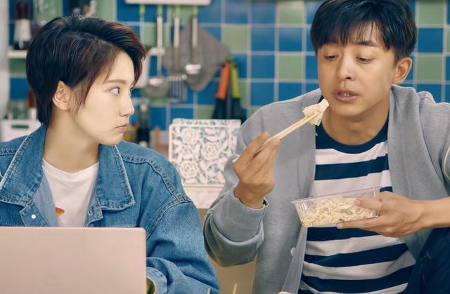 爱情公寓:张伟终于舍得吃"外卖",看到塑料盒里的面条,打扰了