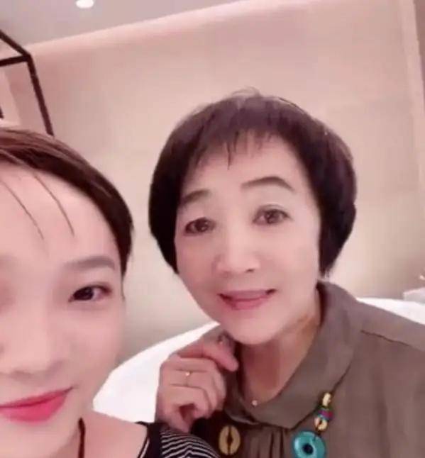 林妙可|童星林妙可晒近照被嘲，身材矮小站C位，样貌气质被三位好友碾压