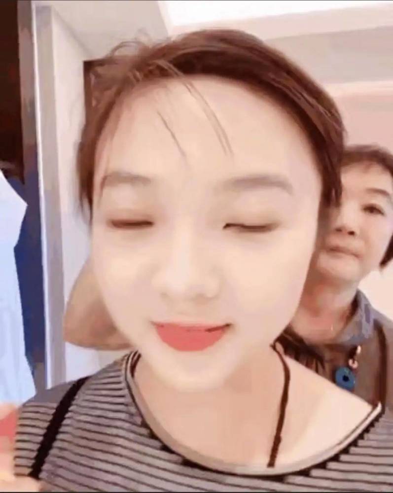 林妙可|童星林妙可晒近照被嘲，身材矮小站C位，样貌气质被三位好友碾压