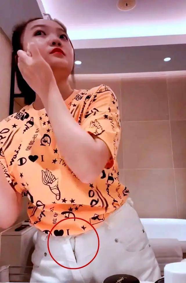 林妙可|童星林妙可晒近照被嘲，身材矮小站C位，样貌气质被三位好友碾压