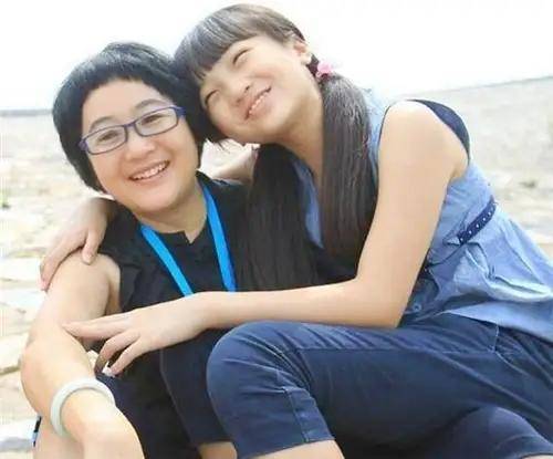 林妙可|童星林妙可晒近照被嘲，身材矮小站C位，样貌气质被三位好友碾压