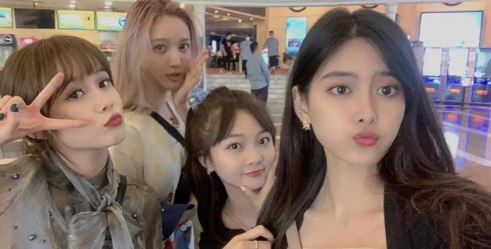 林妙可|童星林妙可晒近照被嘲，身材矮小站C位，样貌气质被三位好友碾压