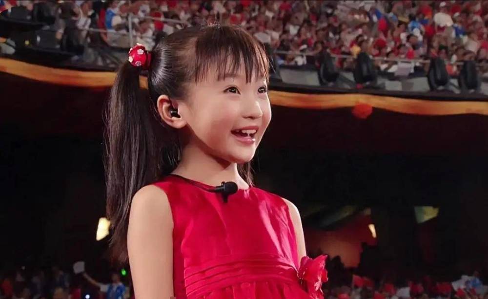 林妙可|童星林妙可晒近照被嘲，身材矮小站C位，样貌气质被三位好友碾压