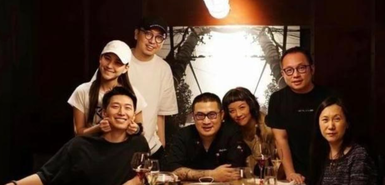 窦骁|窦骁带女友高调回老家，二人和男方家人一起聚餐，何超莲和窦家人玩成一片