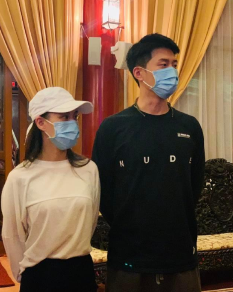 窦骁|窦骁带女友高调回老家，二人和男方家人一起聚餐，何超莲和窦家人玩成一片