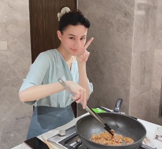 窦骁|窦骁带女友高调回老家，二人和男方家人一起聚餐，何超莲和窦家人玩成一片