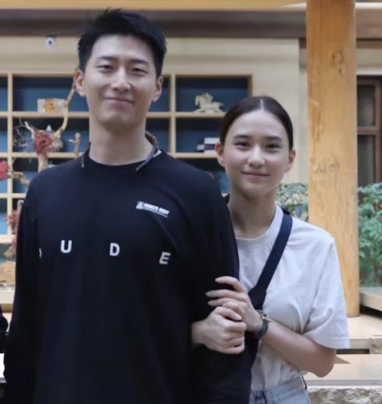 窦骁|窦骁带女友高调回老家，二人和男方家人一起聚餐，何超莲和窦家人玩成一片